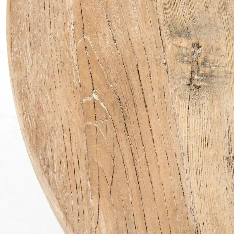 Table d'appoint en bois blanchi d'inspiration française avec pied tourné et piètement tripode pour salon
