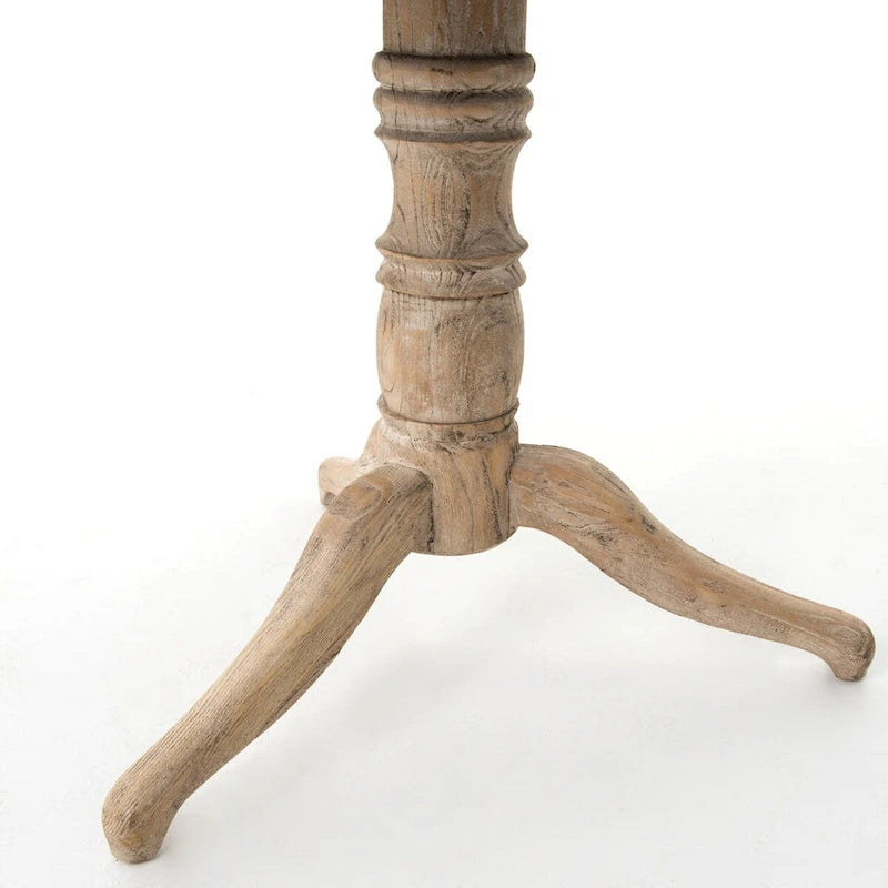 Table d'appoint en bois blanchi d'inspiration française avec pied tourné et piètement tripode pour salon